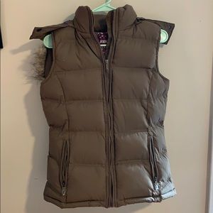 Puffer vest with removable hood